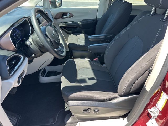 2023 Chrysler Voyager LX - Photo 10