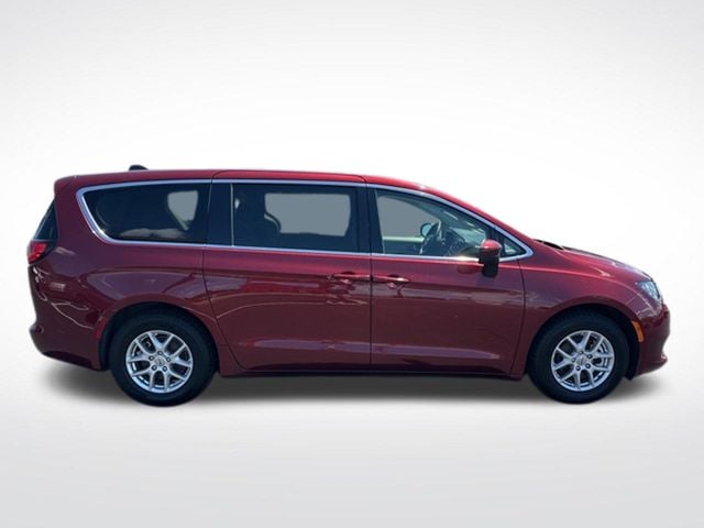 2023 Chrysler Voyager LX - Photo 6