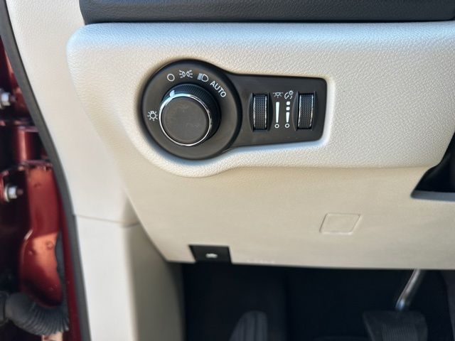 2023 Chrysler Voyager LX - Photo 12