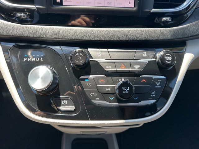 2023 Chrysler Voyager LX - Photo 19