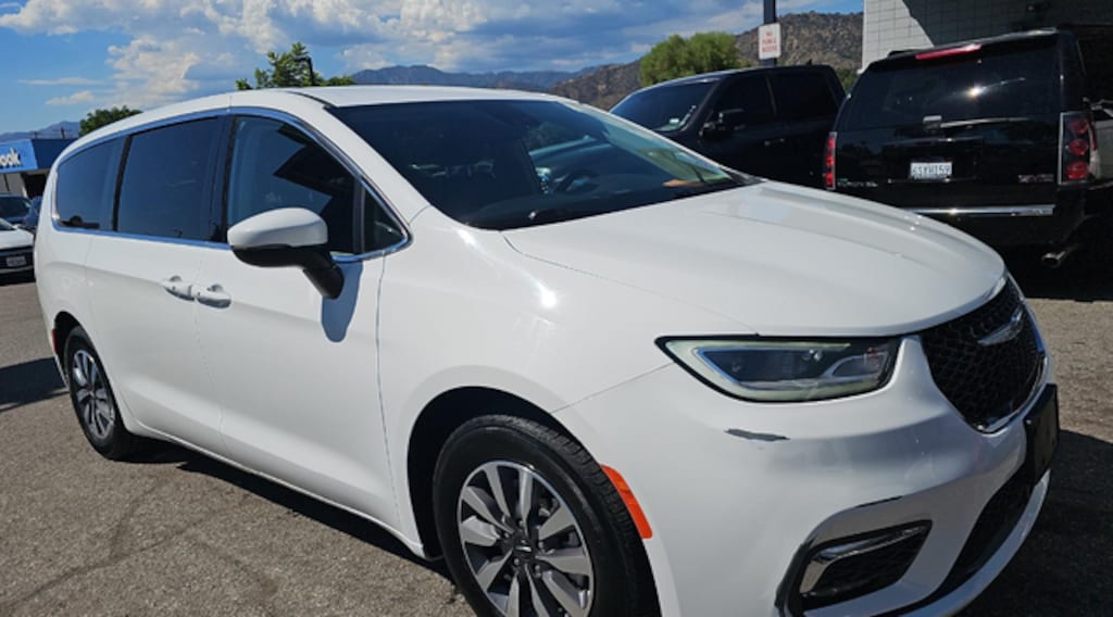 Used 2023 Chrysler Pacifica Plug-In Hybrid Touring L Van Passenger Van