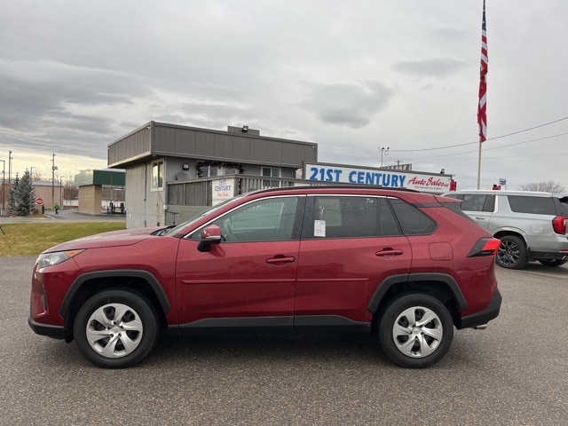 2021 Toyota RAV4 LE's photo