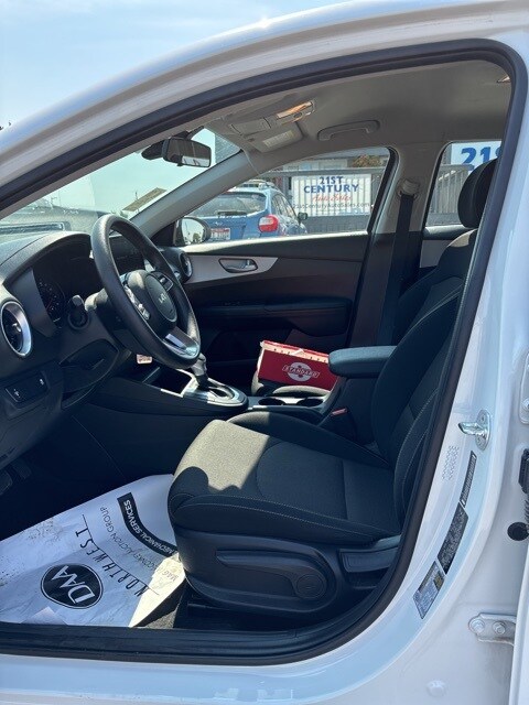 2024 Kia Forte LXS photo 2