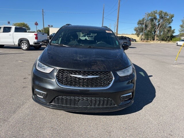 2022 Chrysler Pacifica Touring photo 2