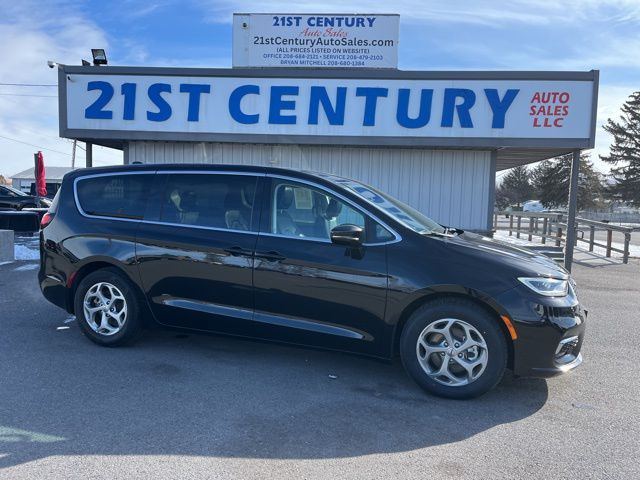 2024 Chrysler Pacifica Limited's photo