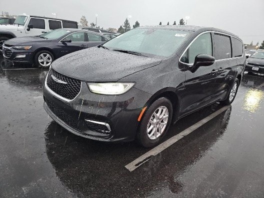 2023 Chrysler Pacifica Touring L's photo