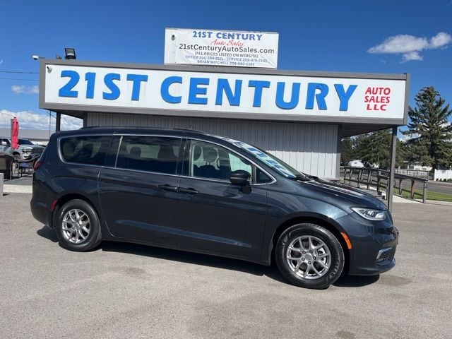2021 Chrysler Pacifica Touring's photo