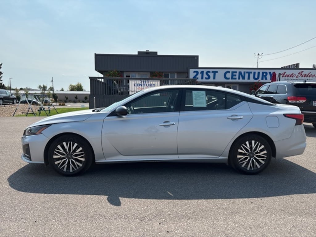 Used 2024 Nissan Altima 2.5 SV Sedan