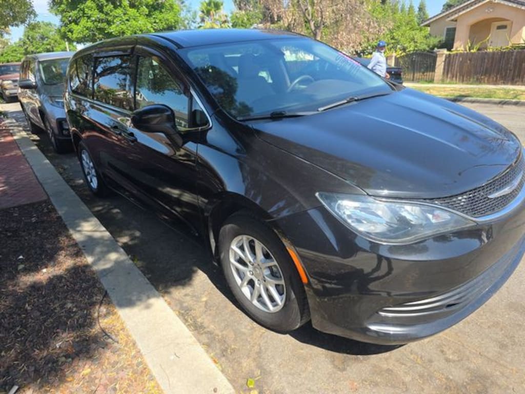 Used 2017 Chrysler Pacifica Touring Van