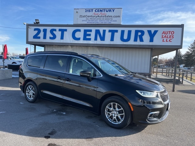 2021 Chrysler Pacifica Touring's photo