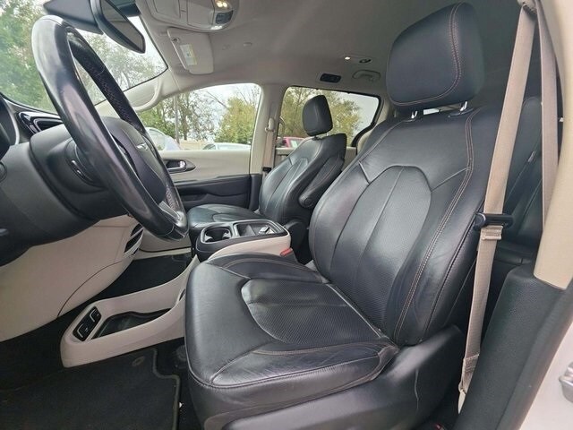 2020 Chrysler Pacifica Touring L photo 3