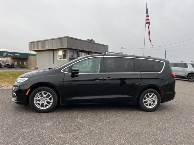 2024 Chrysler Pacifica Touring L's photo