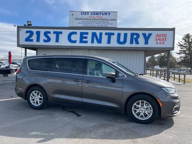 2023 Chrysler Pacifica Touring L's photo