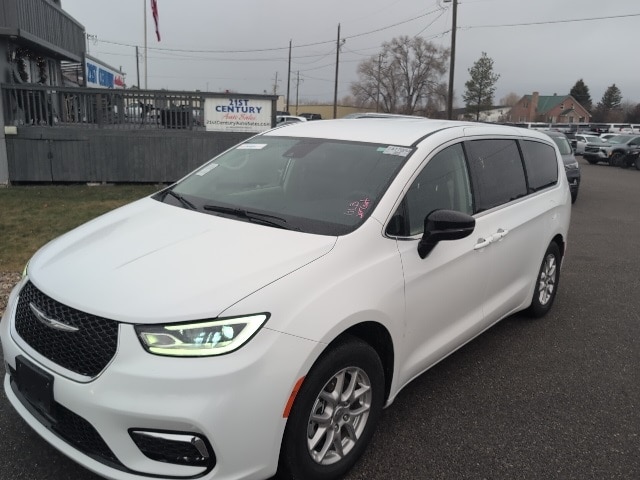 2024 Chrysler Pacifica Touring L's photo