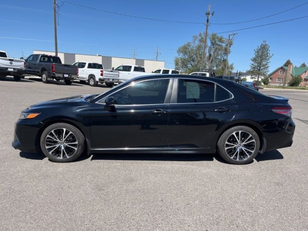 Used 2019 Toyota Camry SE Sedan