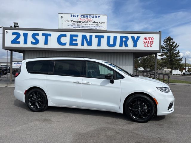 2026 Chrysler Pacifica Limited's photo