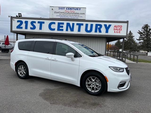 2022 Chrysler Pacifica Touring's photo