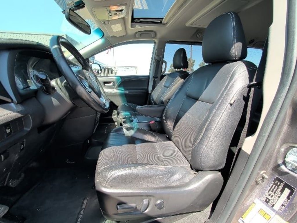 Used 2017 Toyota Sienna SE Premium 8 Passenger Van Passenger Van