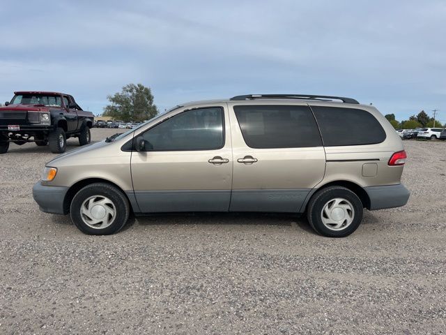 2001 Toyota Sienna LE's photo