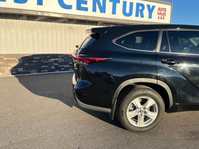 2024 Toyota Highlander LE - Photo 11