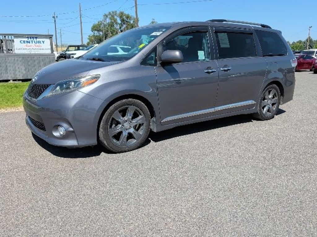 Used 2017 Toyota Sienna SE Premium 8 Passenger Van Passenger Van