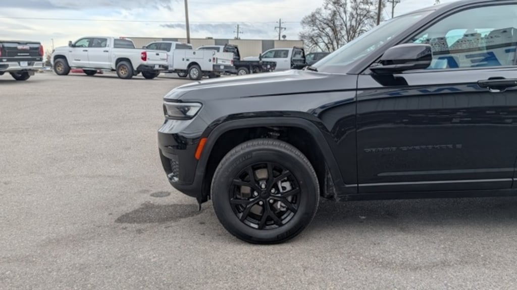 Used 2024 Jeep Grand Cherokee L Laredo SUV