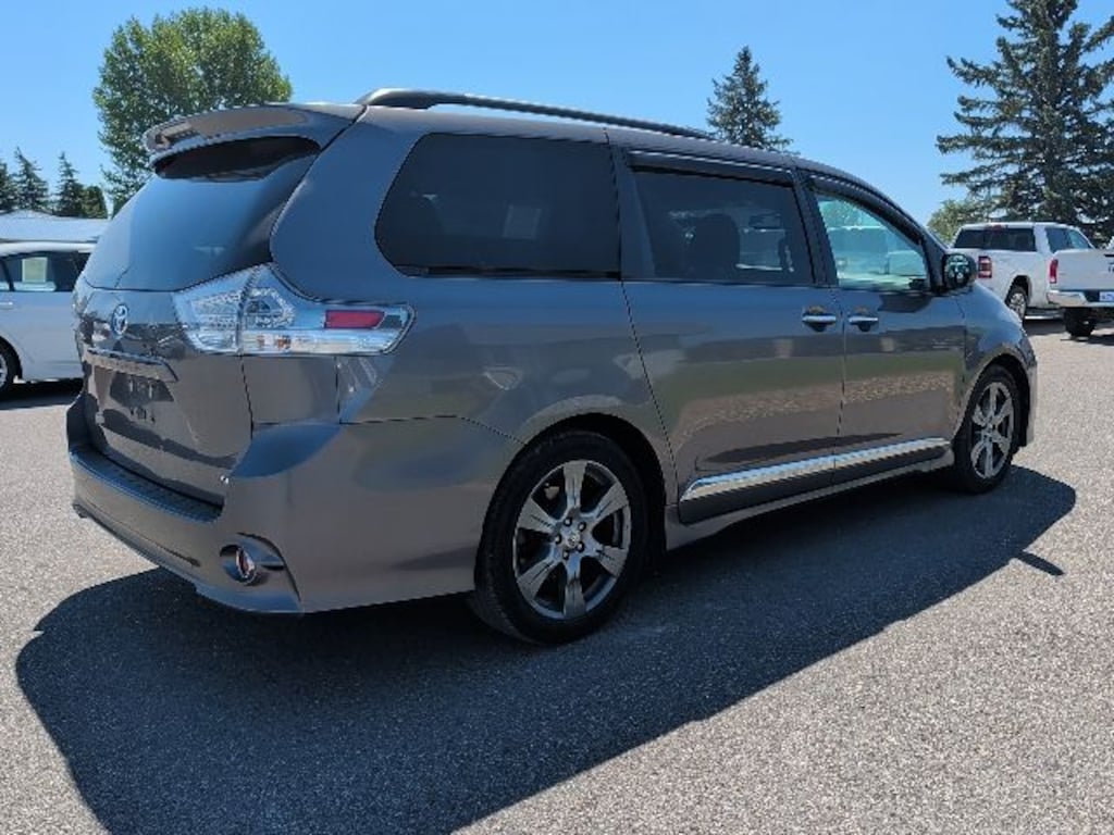 Used 2017 Toyota Sienna SE Premium 8 Passenger Van Passenger Van
