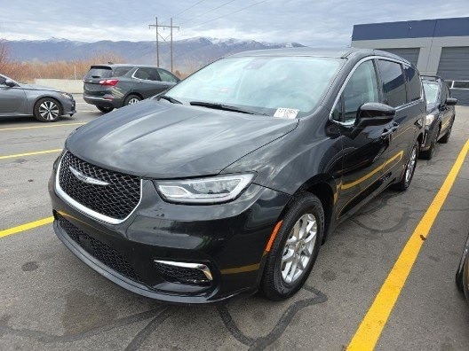 2023 Chrysler Pacifica Touring L's photo