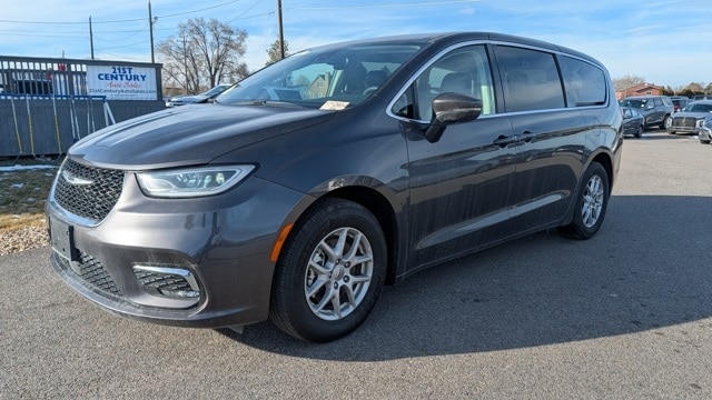 2023 Chrysler Pacifica Touring L's photo