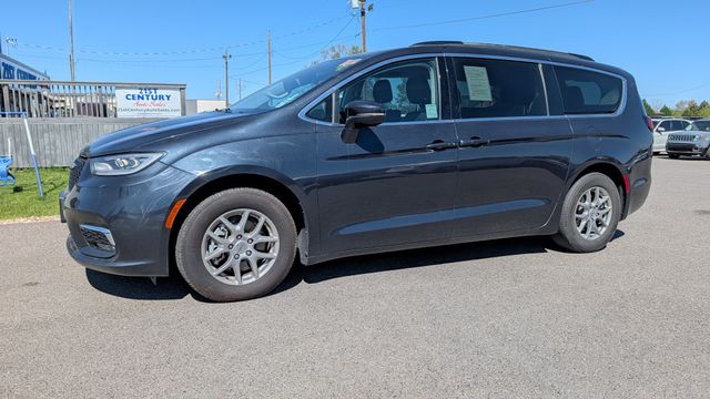 2021 Chrysler Pacifica Touring's photo