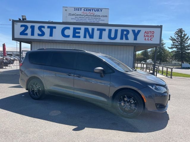 2020 Chrysler Pacifica Touring L's photo