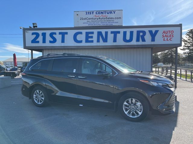 2025 Toyota Sienna XLE 8-Passenger Hybrid FWD's photo
