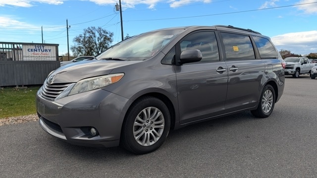 2017 Toyota Sienna XLE Premium's photo