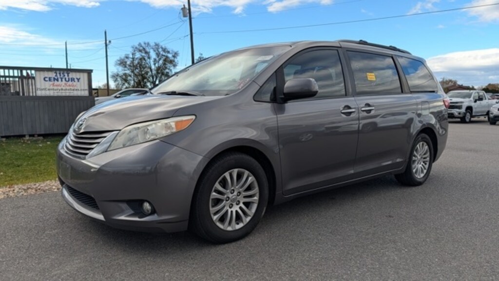 Used 2017 Toyota Sienna XLE 8 Passenger Van Passenger Van