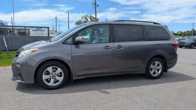2018 Toyota Sienna LE V6 8-Passenger's photo