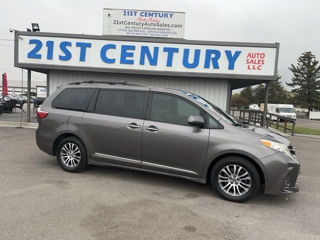 2019 Toyota Sienna XLE V6 8-Passenger's photo