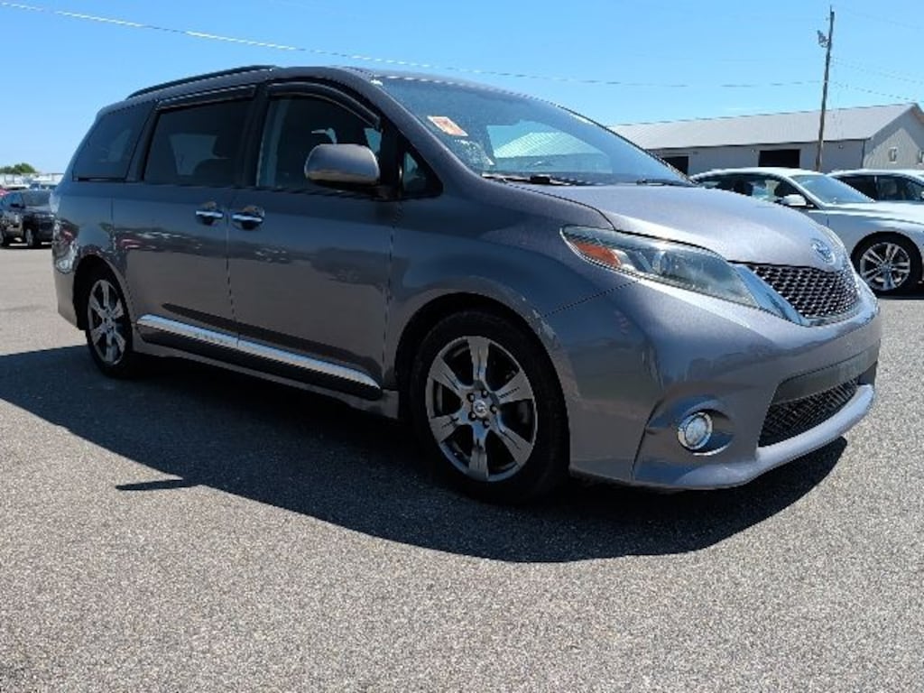 Used 2017 Toyota Sienna SE Premium 8 Passenger Van Passenger Van