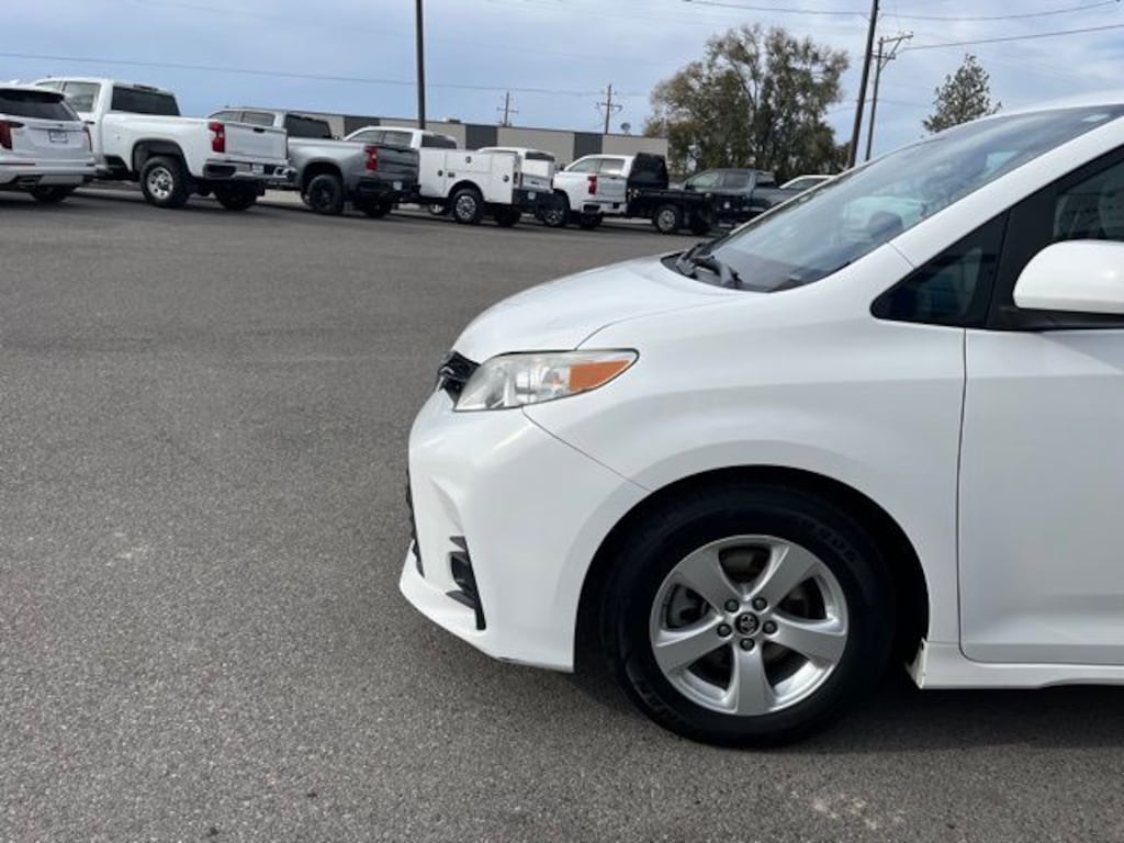 Used 2018 Toyota Sienna LE 8 Passenger Van Passenger Van