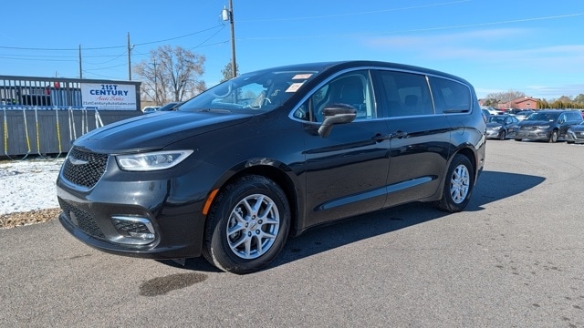 2023 Chrysler Pacifica Touring L's photo