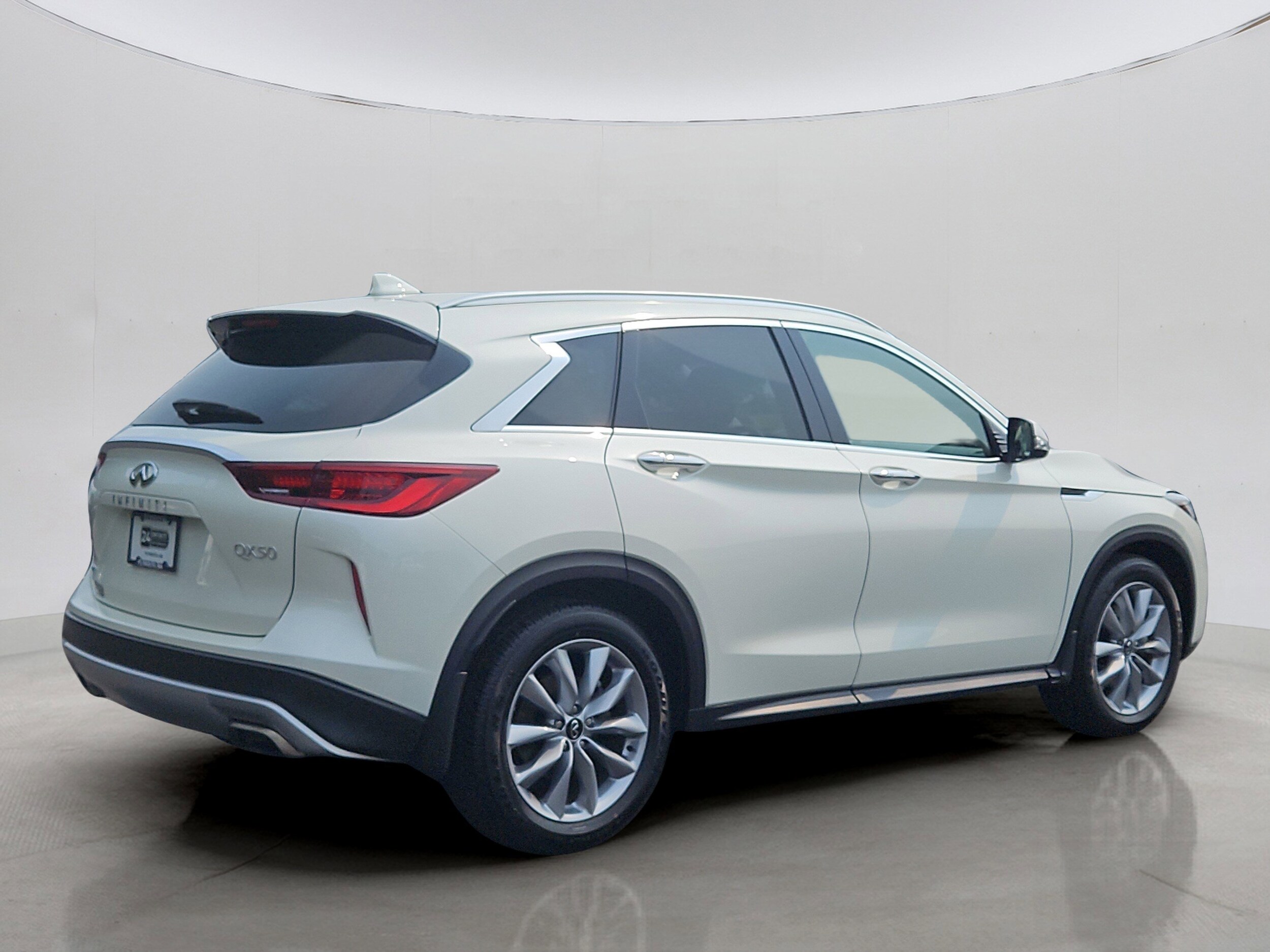 2022 Infiniti QX50 Luxe AWD photo 3