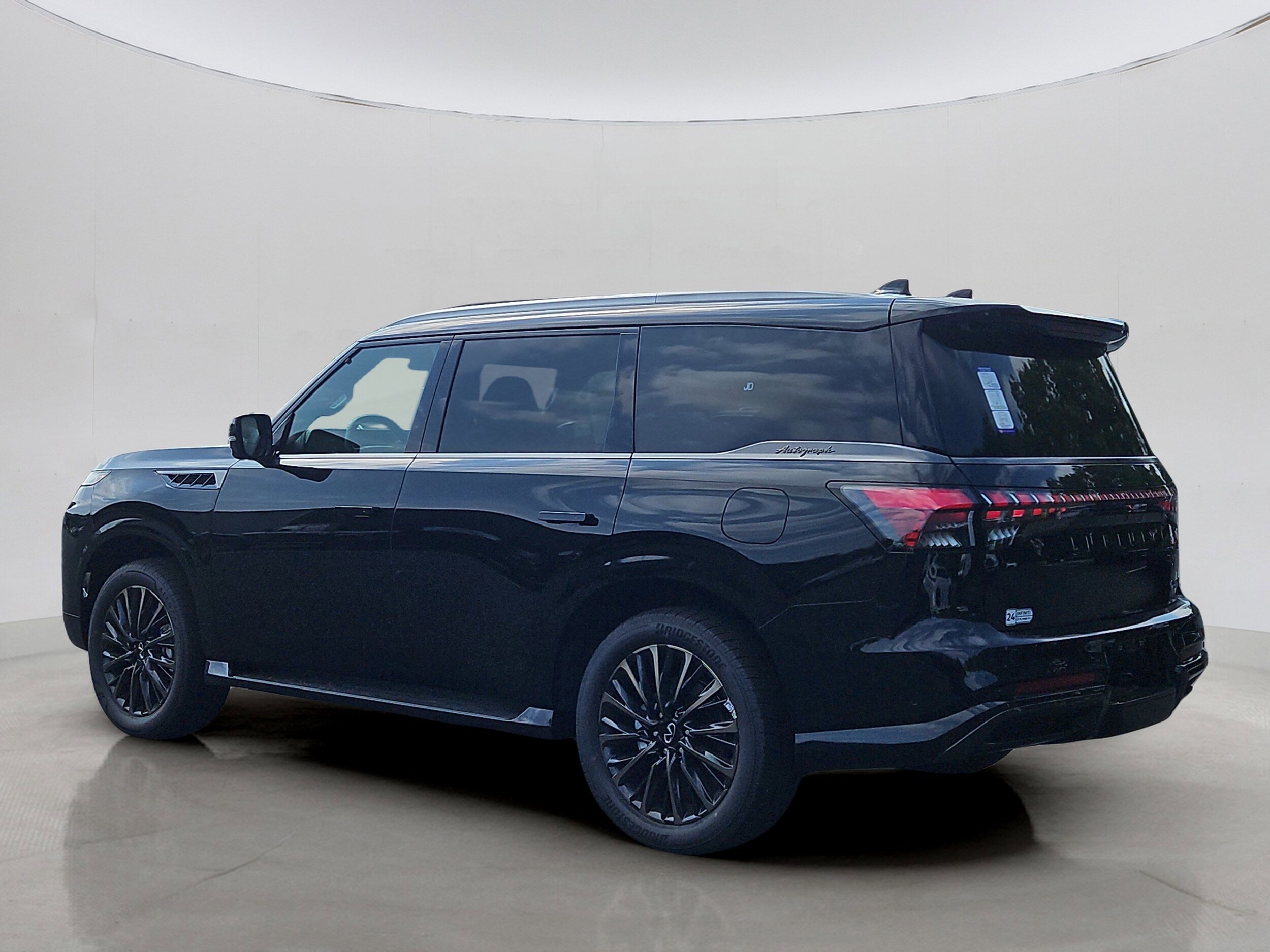 2026 Infiniti QX80 photo 2