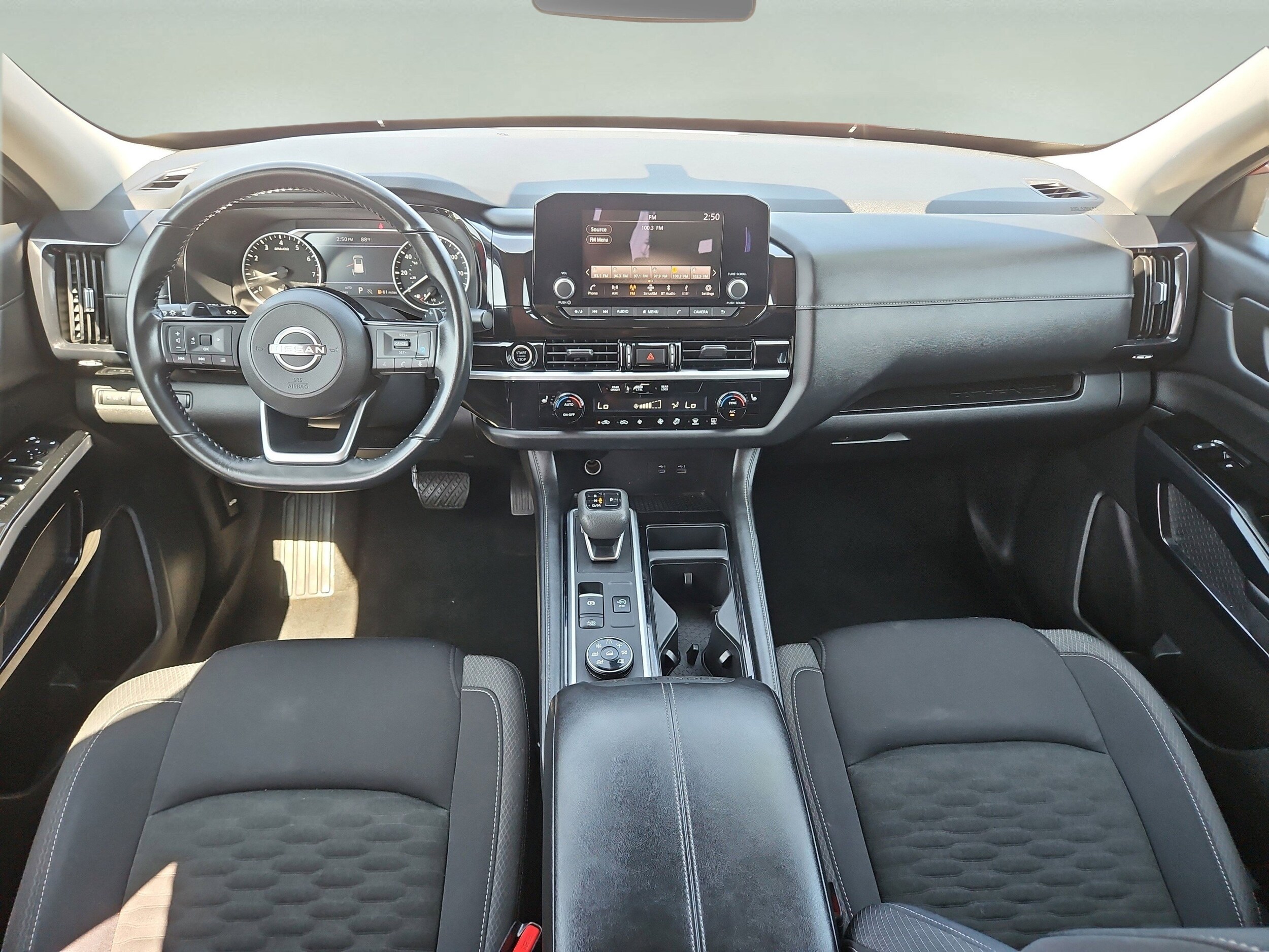 2022 Nissan Pathfinder SV photo 2