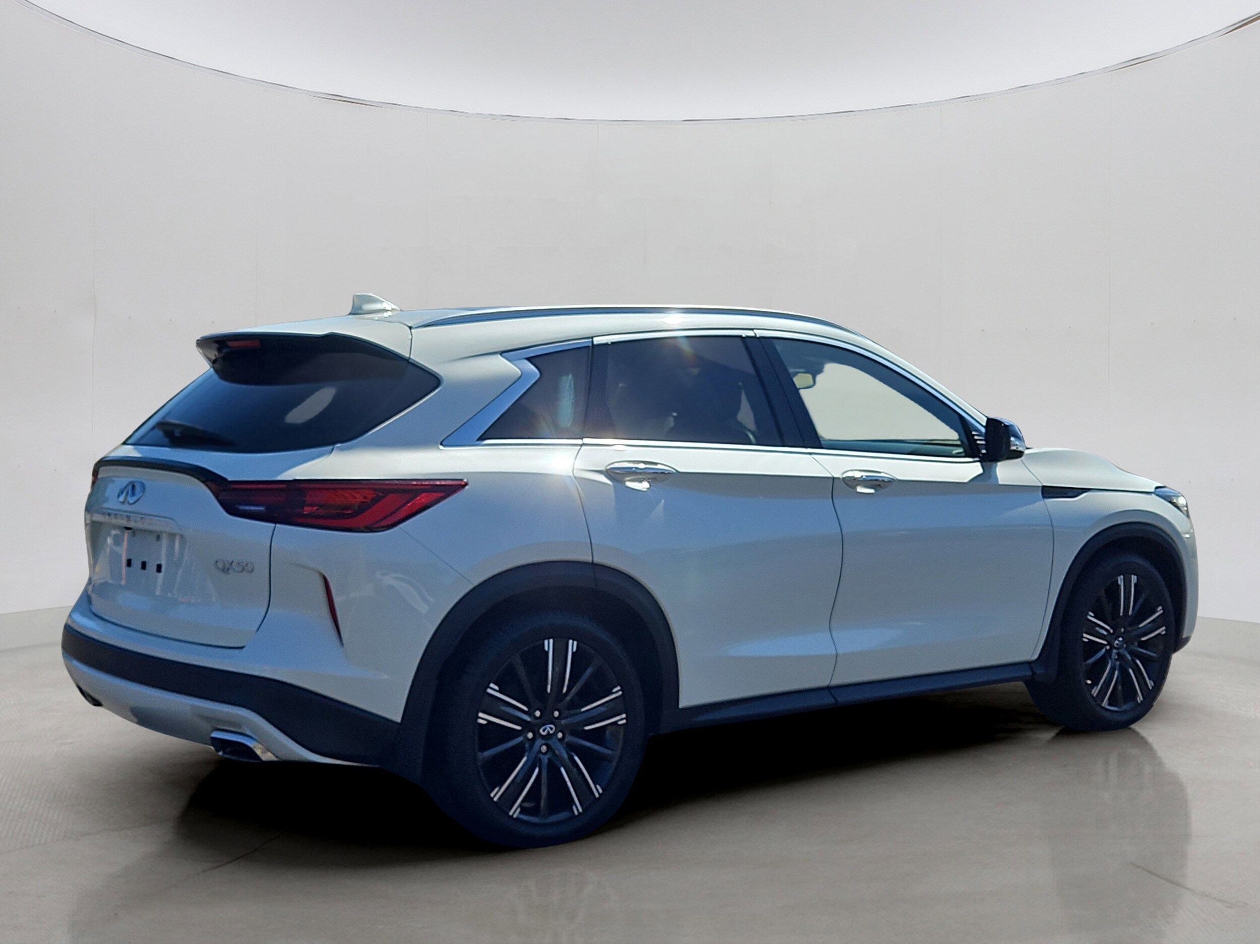 2022 Infiniti QX50 Luxe AWD photo 3