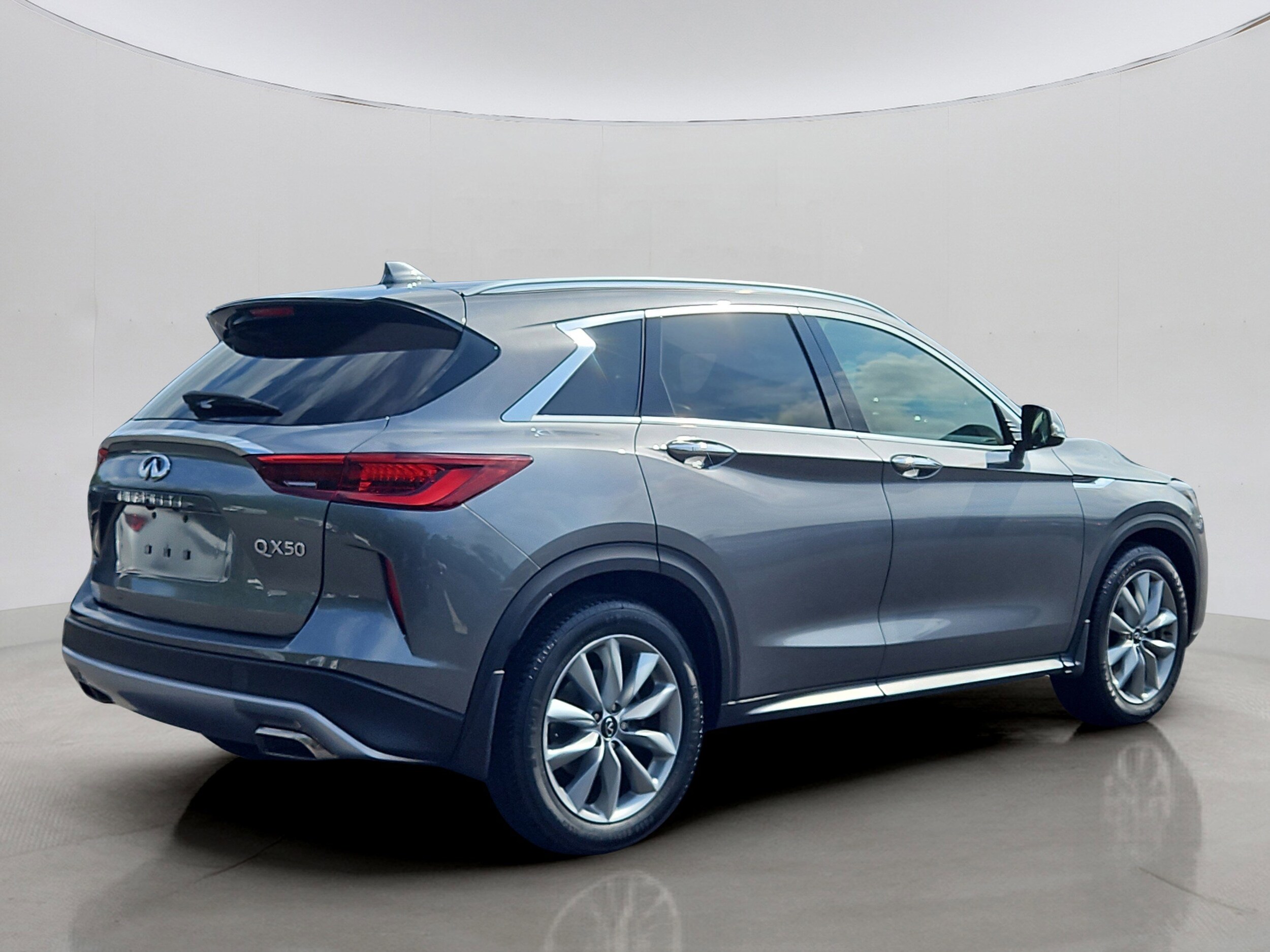 2022 Infiniti QX50 Luxe AWD photo 3