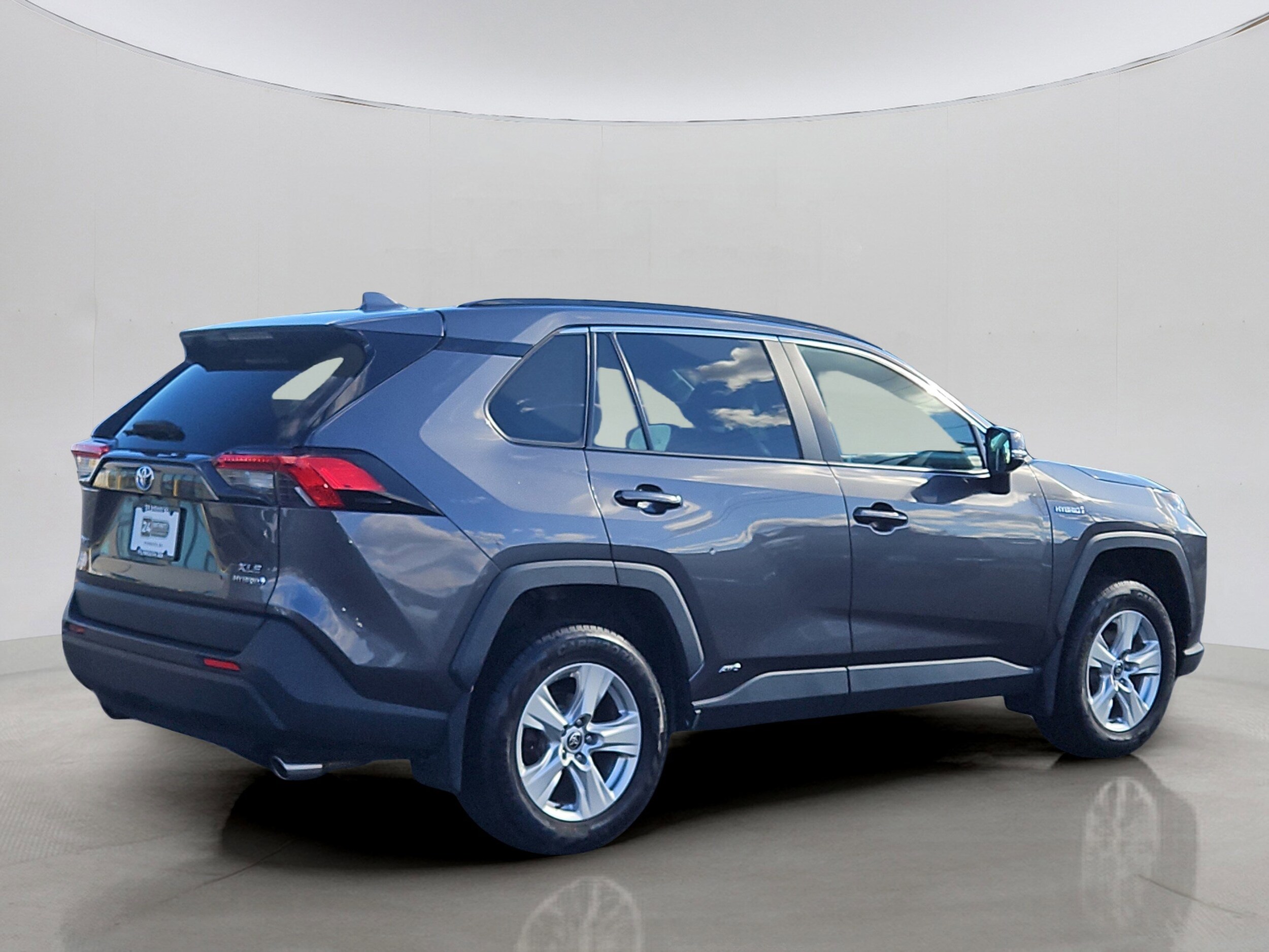 2021 Toyota RAV4 Hybrid XLE photo 3
