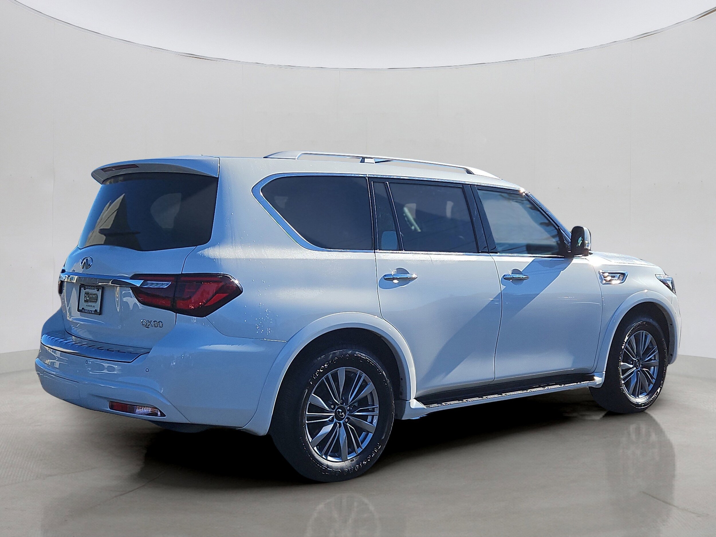 2022 Infiniti QX80 Luxe photo 3