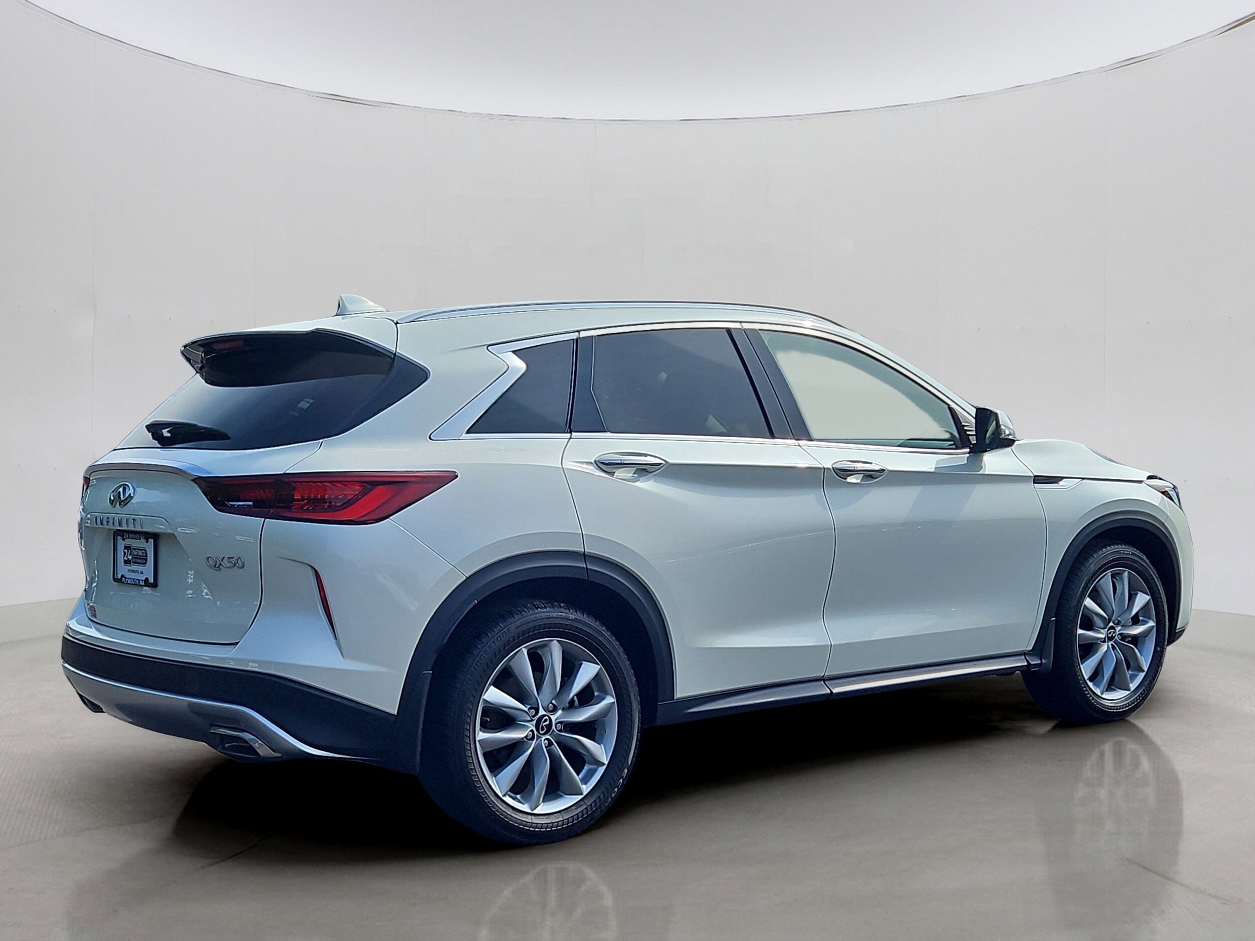 2022 Infiniti QX50 Luxe AWD photo 2