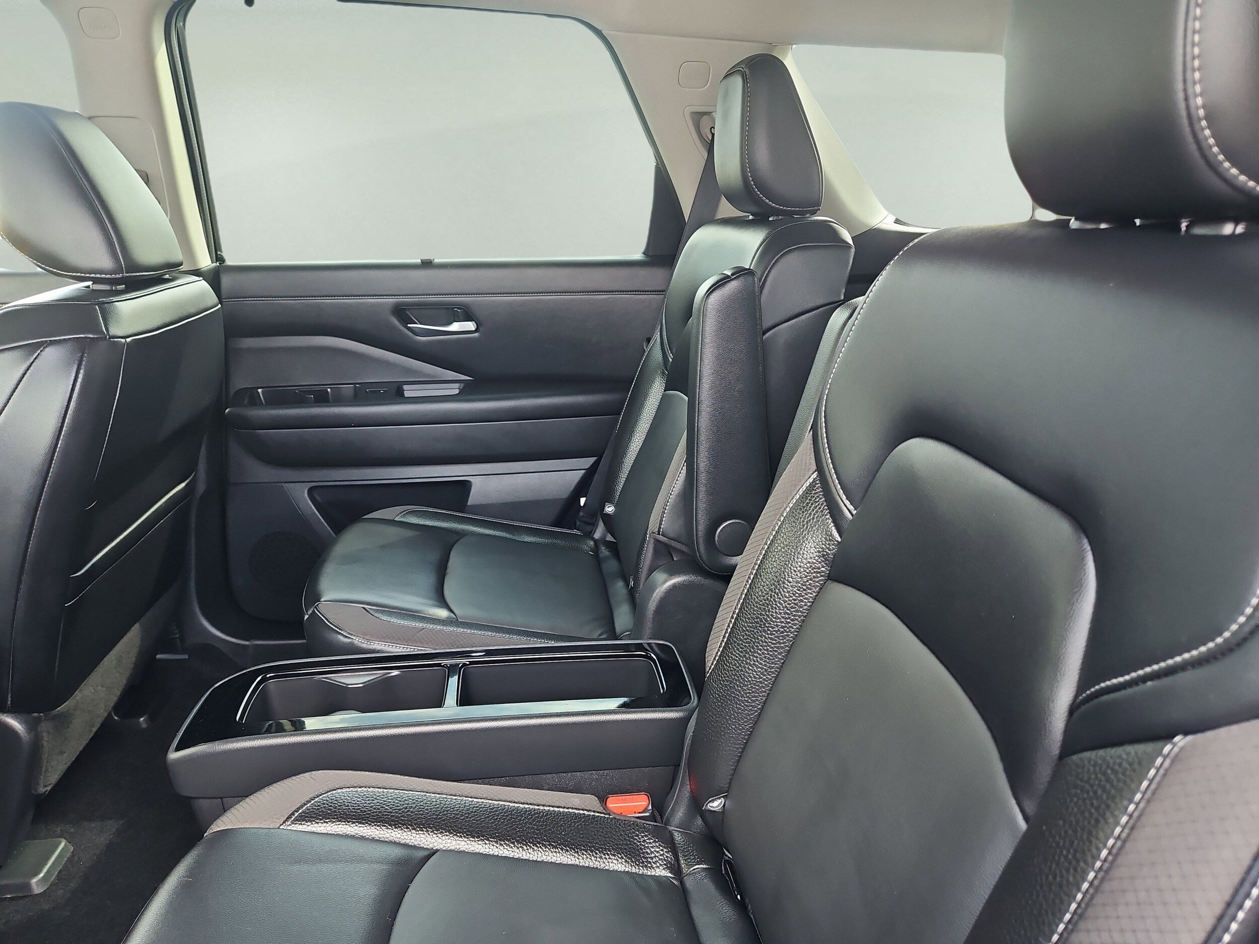 2022 Nissan Pathfinder SL photo 2