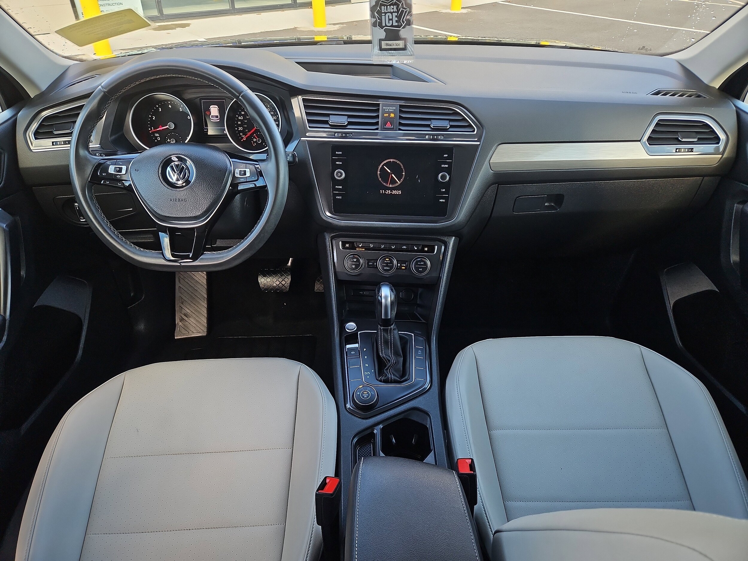 2021 Volkswagen Tiguan SE photo 3