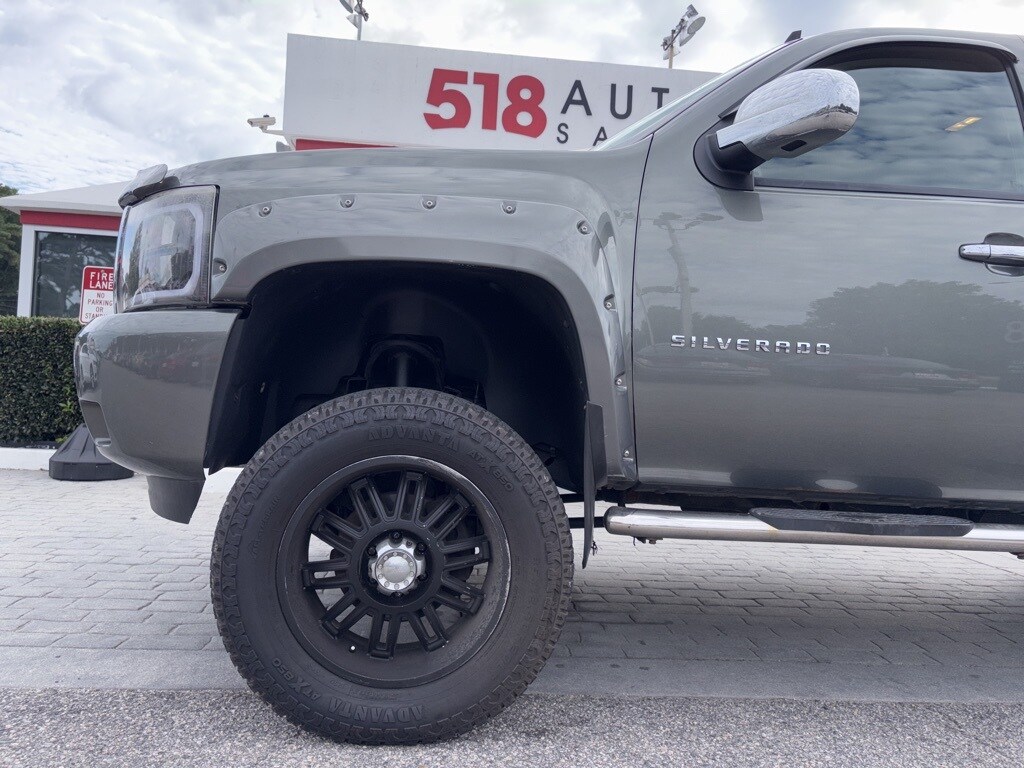 2011 Chevrolet Silverado 1500 LT photo 3